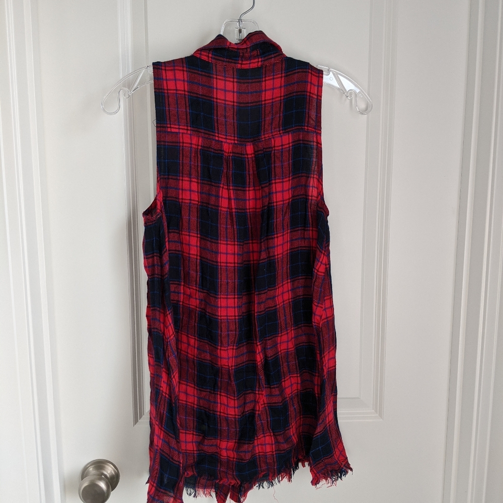 Sleeveless plaid shirt
